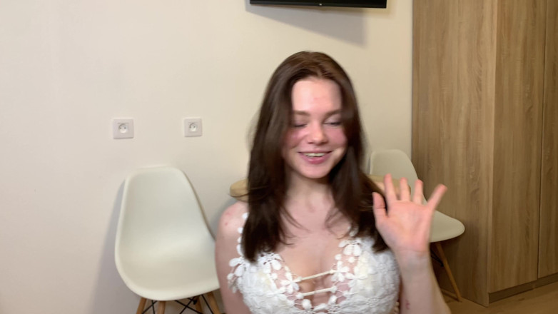 LoveHomePorn: Une jolie fille se doigte et se gode la chatte
