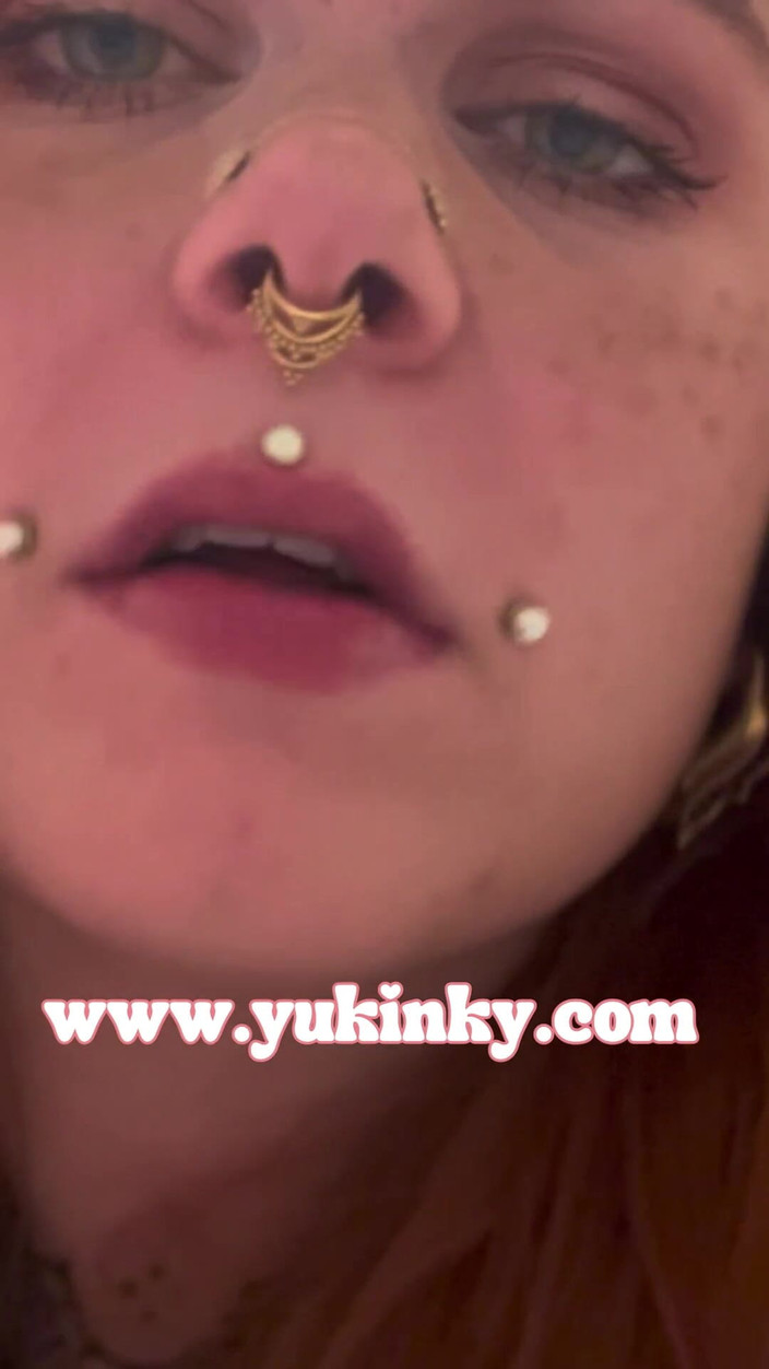 yukinky: Elle мастурбує в туалеті, поки її побачення чекає - волохата руда французький аматор