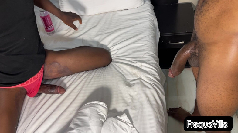 FrequeVille: J’ai baisé son trou du cul avec ma grosse bite...