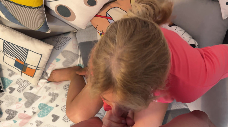 LoveHomePorn: Sans retenue dans des bas sexy, on taille la pipe...