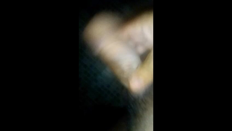 Cute boy jerks off: Lelaki melancap dan menembusi duburnya sendiri dengan jarinya di bilik...