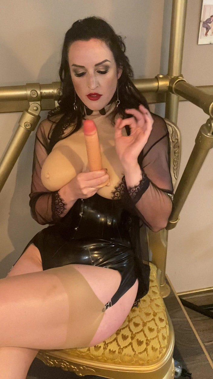 Vivienne l'Amour: Vivienne L'amour - Femdom JOi v latexovém korzetu a vintage punčochách