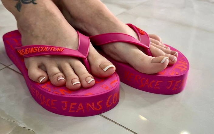 Julia domaina: Kakiku dientot pakai kaki jenjang sambil pakai kaki jenjang, kuku...