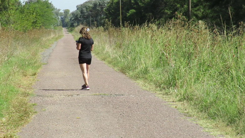 Milfcamsex: 여름 태양 아래에서 옷을 벗는 패트리샤