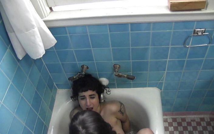 LesbianFantasies: Banyoda lezbiyen eylemi