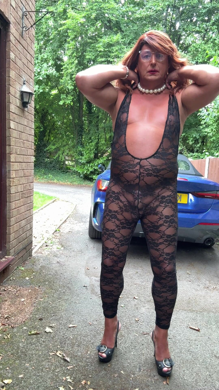 Kellycd2022: काले लेस कैटसूट और ऊँची एड़ी के जूते में सेक्सी Crossdresser kellycd2022