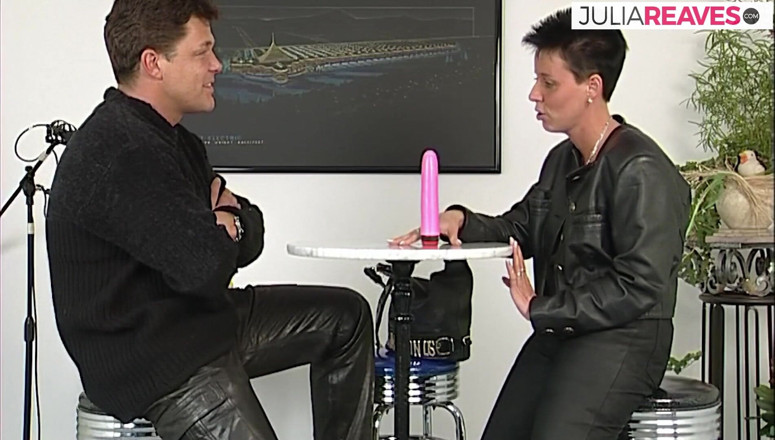 Retro German Casting Tour: Seksowna laska pochyla się, gdy zostaje zerżnięta dildem