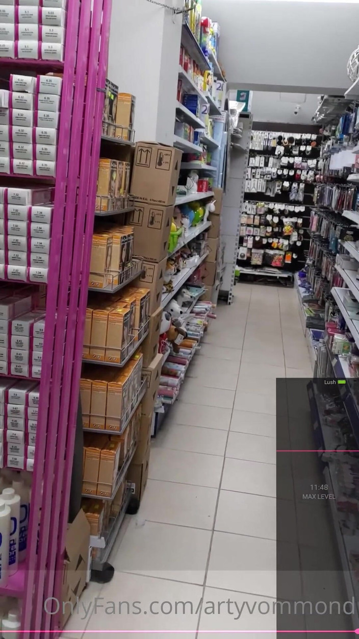 Arty_von: Si cewek hot rambut merah lagi asik muasin memeknya pakai...