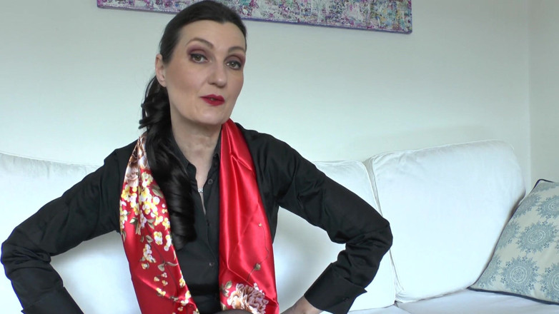 Lady Victoria Valente: 빨간 새틴과 성욕이 강한 자지, 그리고 의붓이모 빅토리아 발렌테에게 천으로 자위하는 모습
