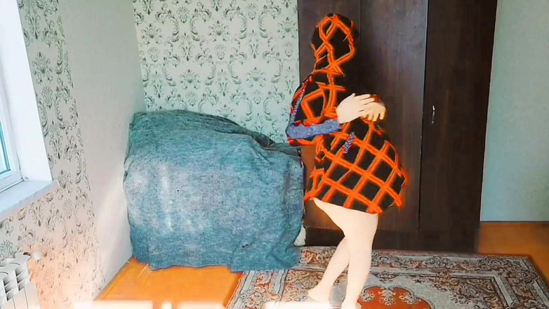 Kitty_Cross: Schöne trans-schönheit bindet Haare mit band