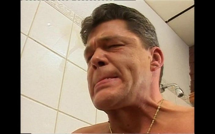 Bizzarre X: Plăcerea pișatului 01
