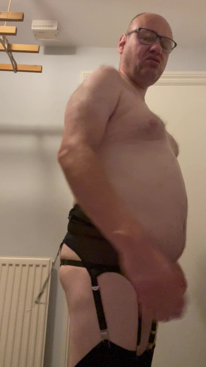 Julian sharp: काले स्टॉकिंग पहनी Julian Sharp