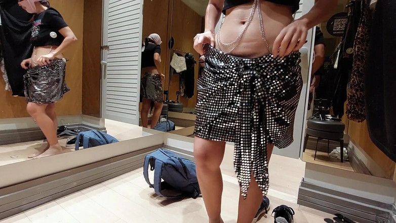 Amateur_MS: Brunetă sexy în vestiar