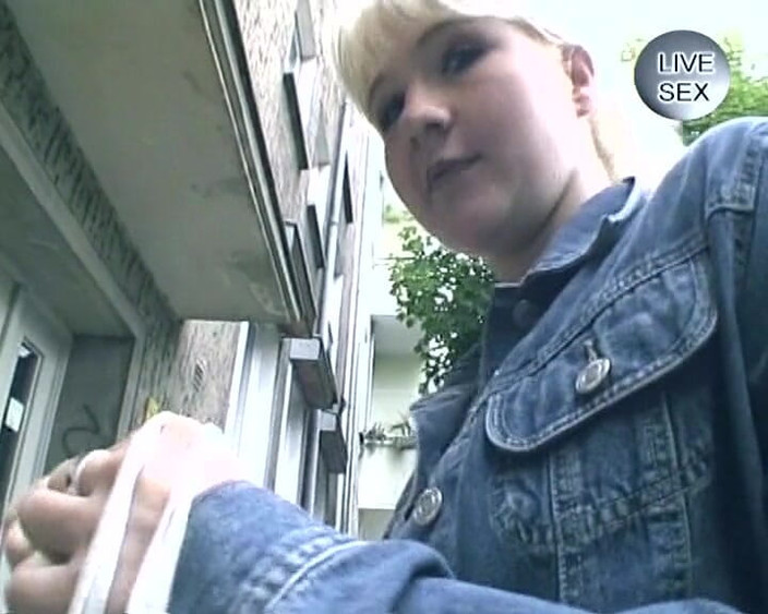 Deutsche Madchen: Amatir jerman pirang bermain dengan memeknya yang dicukur