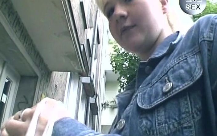 Deutsche Madchen: Amatör tysk blondin leker med sin rakade fitta