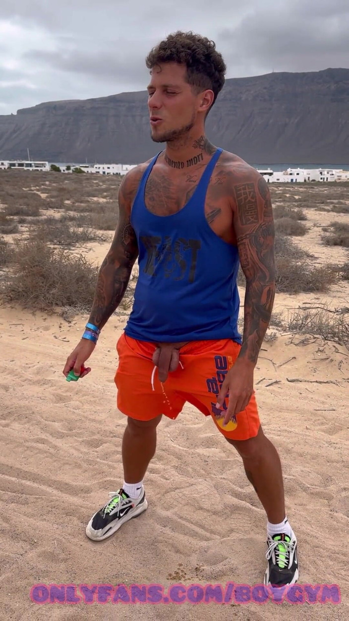 BoyGym: 海滩上的阴道和小便