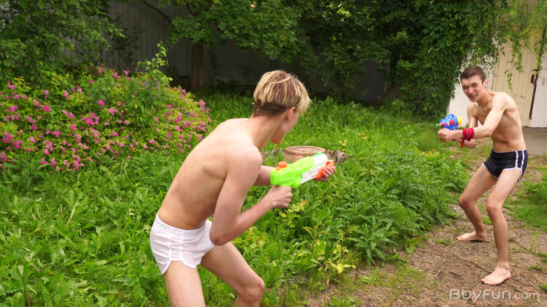 Boyfun: Kontol besar bertiga telanjang penuh dengan twinks