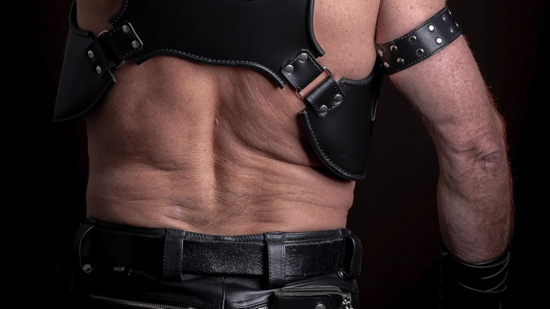 MusclesCigarsFFPig: 2 Penis Untuk Harga Satu