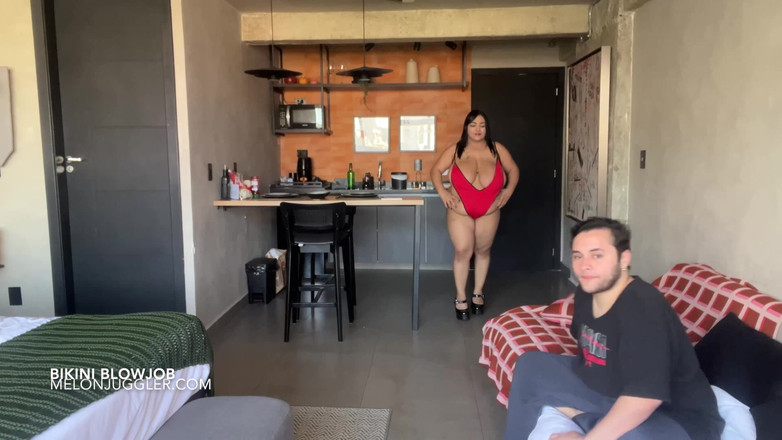 Melon Juggler: Rondborstige bbw Nayara Ledu modelleert badkleding en slikt sperma