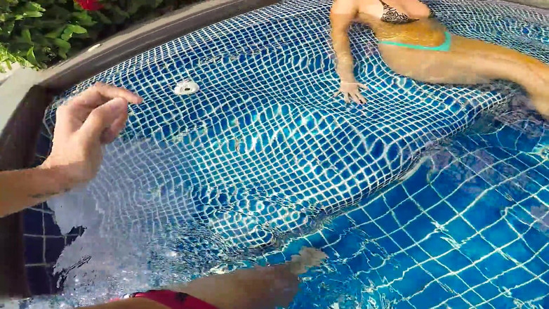 Chokobanana: Questa bionda mi ha fatto sborrare in una piscina pubblica!