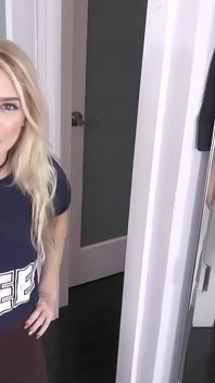 Si quiere su auto, es mejor que se quita la camisa y le chupa la gran polla de su hermanastro