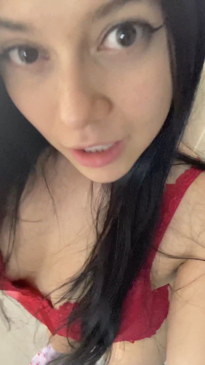 Sweetieluna: Galakkan melancap dalam pakaian dalam merah