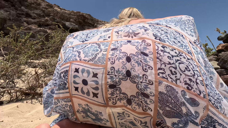 Emma Voyeur: Awek bogel bermain dengan pepek dan tetek di pantai awam