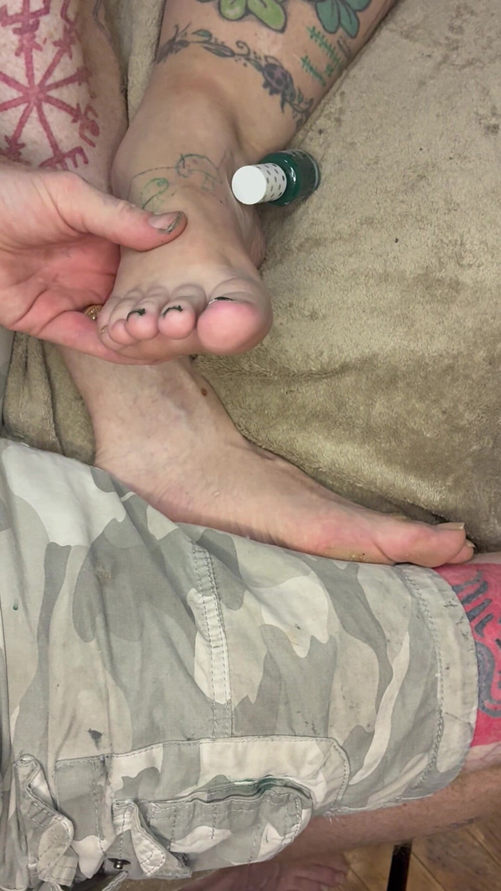 Freja88: Freja Gets Her Toe Nails Painted