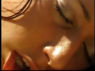 Pound Me Outside: Coppia bollente che fa sesso in piscina