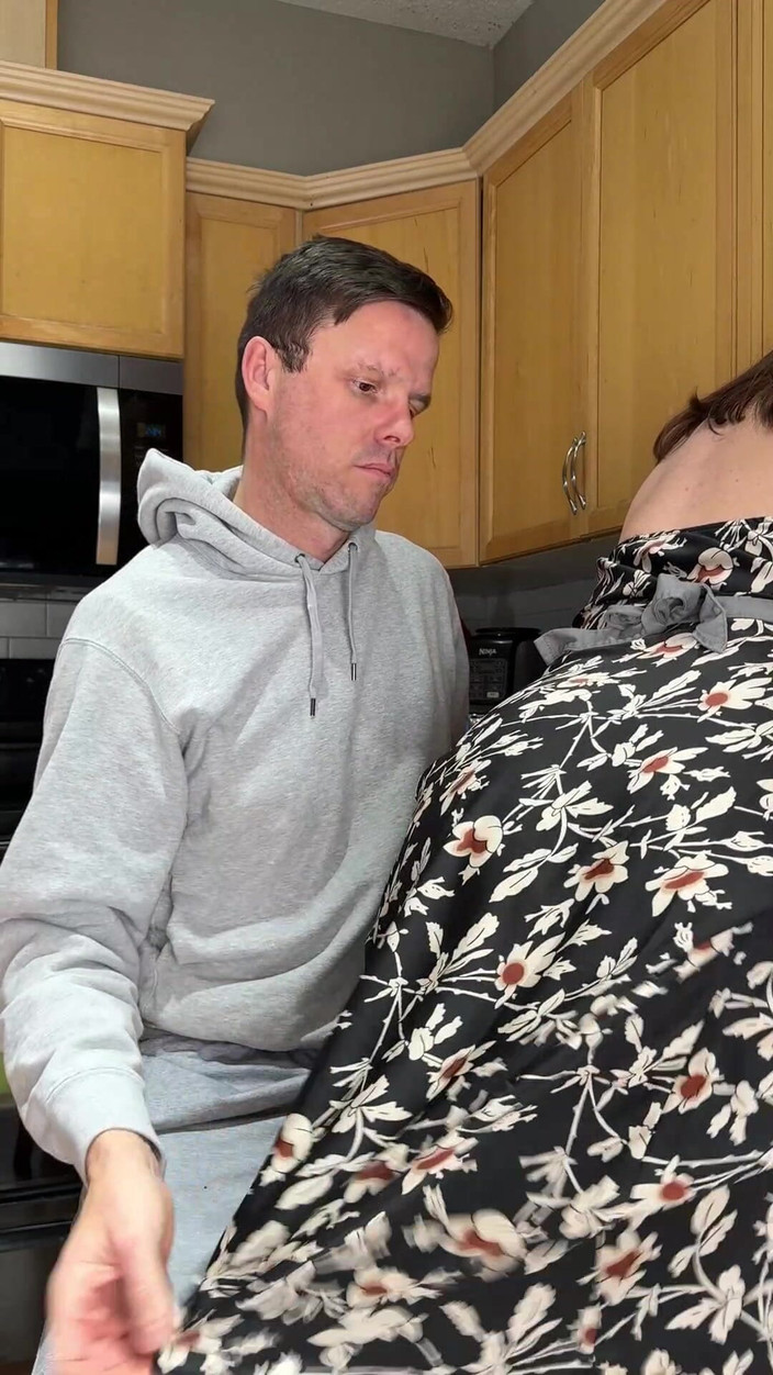 Avril Showers: Ibu rumah tangga lagi asik ngentot kontol di dapur sampai...