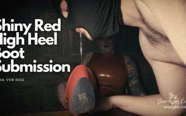 Diana Von Rigg: Błyszczące czerwone składanie butów na obcasie (indeksowanie po całym moim biurku...