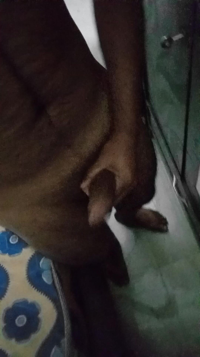 Raaz26d: Мускулистый паренек дези намазал маслом свой хуй и мастурбирует перед зеркалом, когда в доме никого