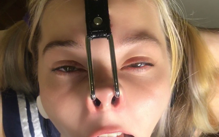 Sweet Sansarella: Burnu salyalı yüksek topuklu kız. Ahegao yüze ve çifte sakso