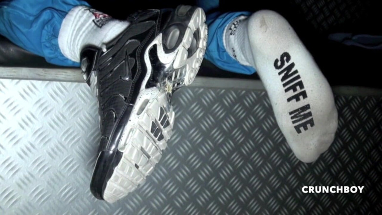 Sneaker gay: Dominasi cewek penurut di glory holes sama straight