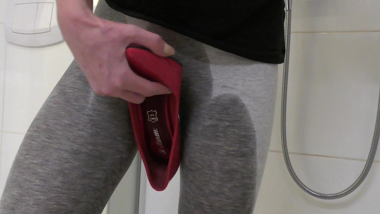 Aqua Pola: Čůral na můj zadek v legínách a chodidlech