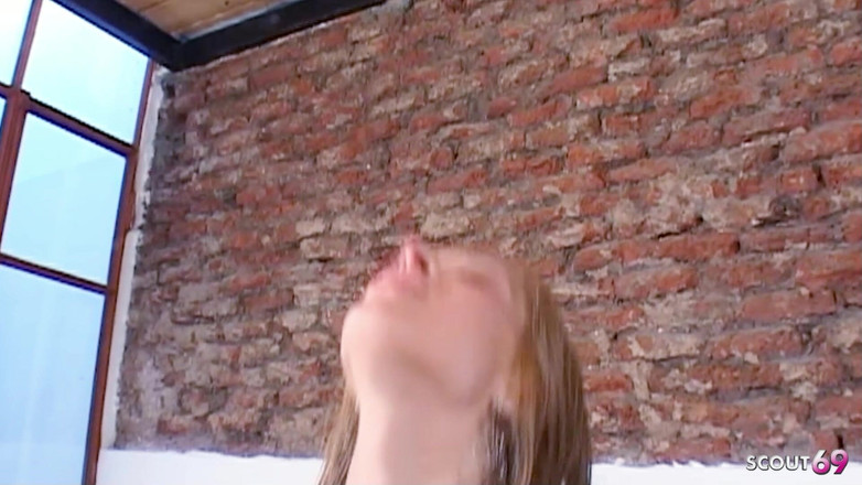 Shemale TS Collection: Blonďatá hubená teen tranny doggy anální šukání