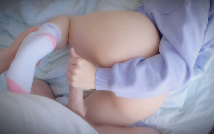 MooneySweety: Fofa vizinha menina com buceta macia adora sexo de manhã