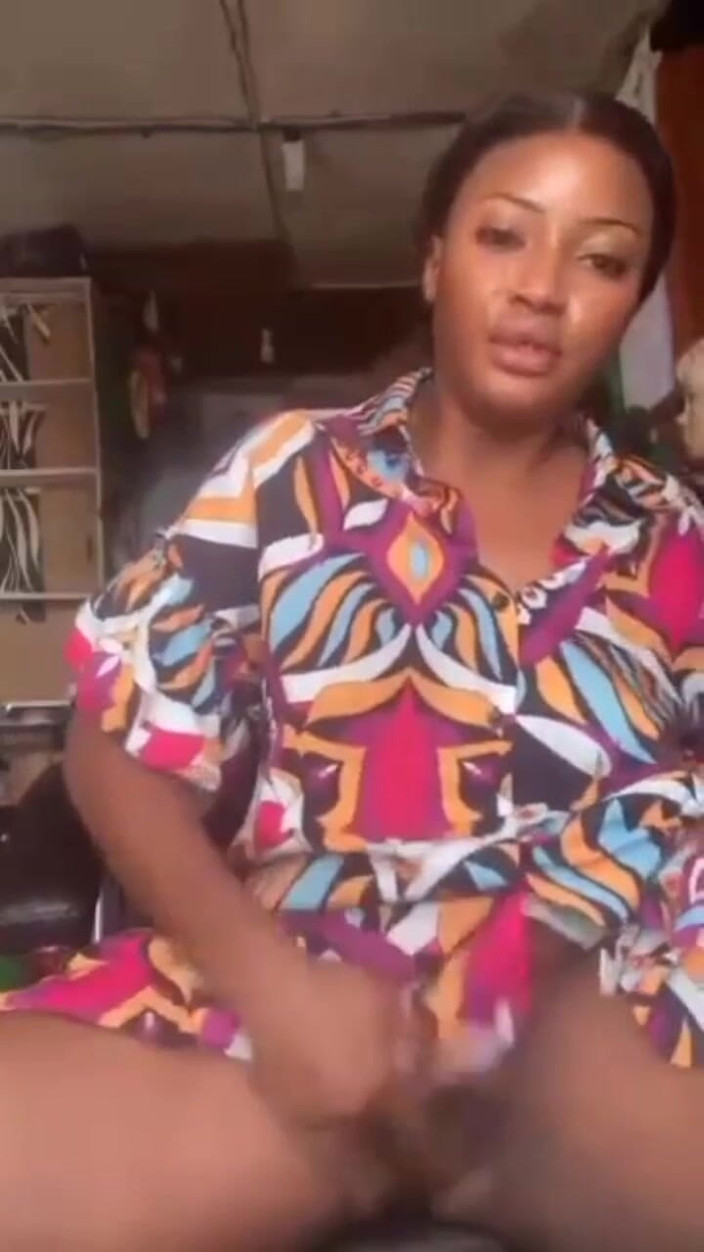 Me and my new slut: Offentlig onani av en kåt mamma som spelar sin feta...