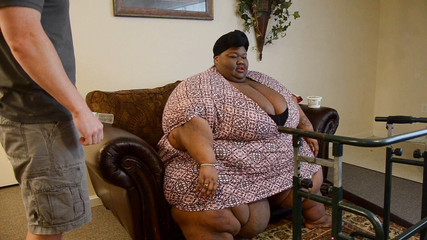 Full Weight Productions: 그녀의 인간 소파에 Mz 보풀 간식