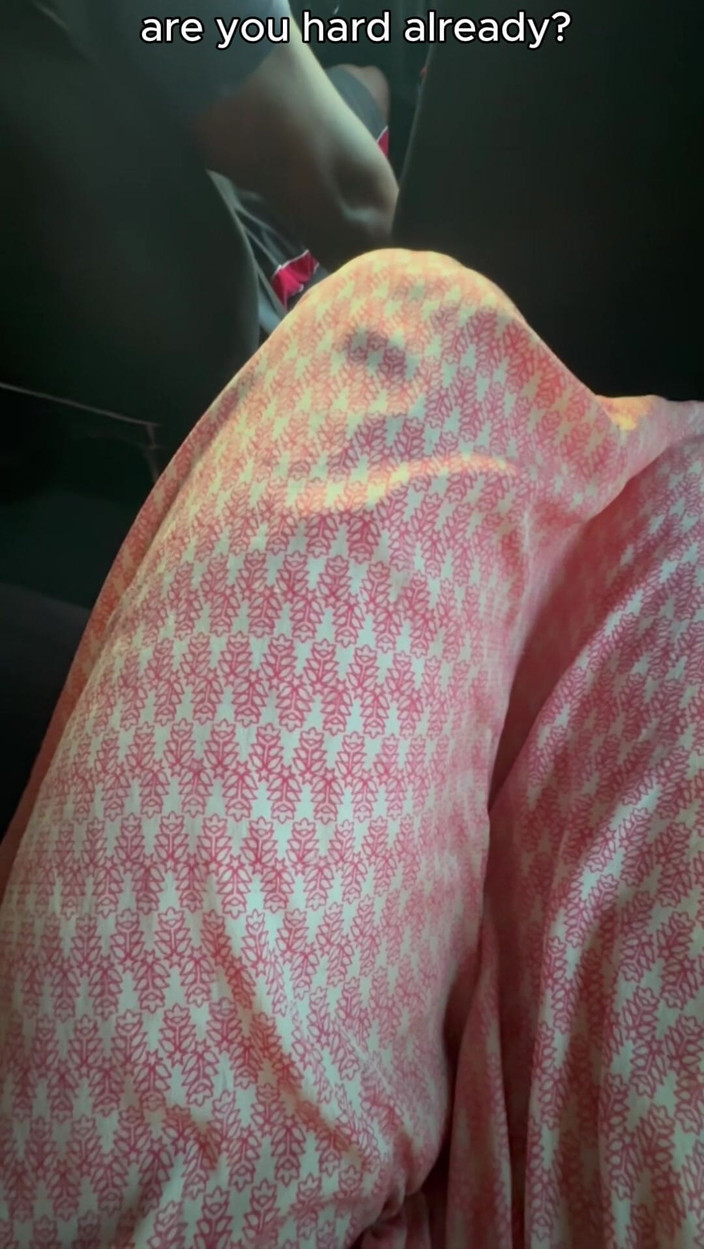 Agatha Lyra: ウーバーサファドが私に向かってオナニーし、イッそうになるまで。