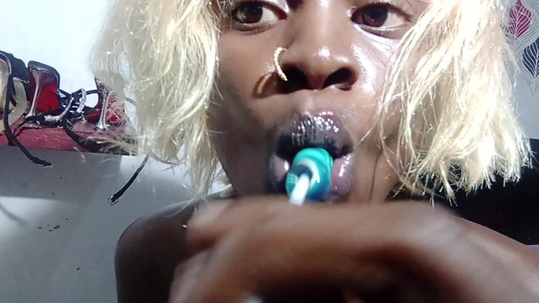 Ebonyschat: Alexa - la bionda mezza nuda succhia il dolce