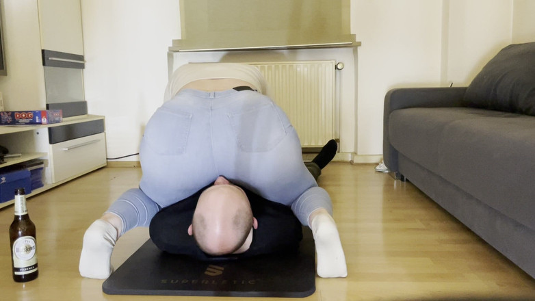 Lizzy Crush: 30 phút ngồi mặt trong quần jean xanh bó sát