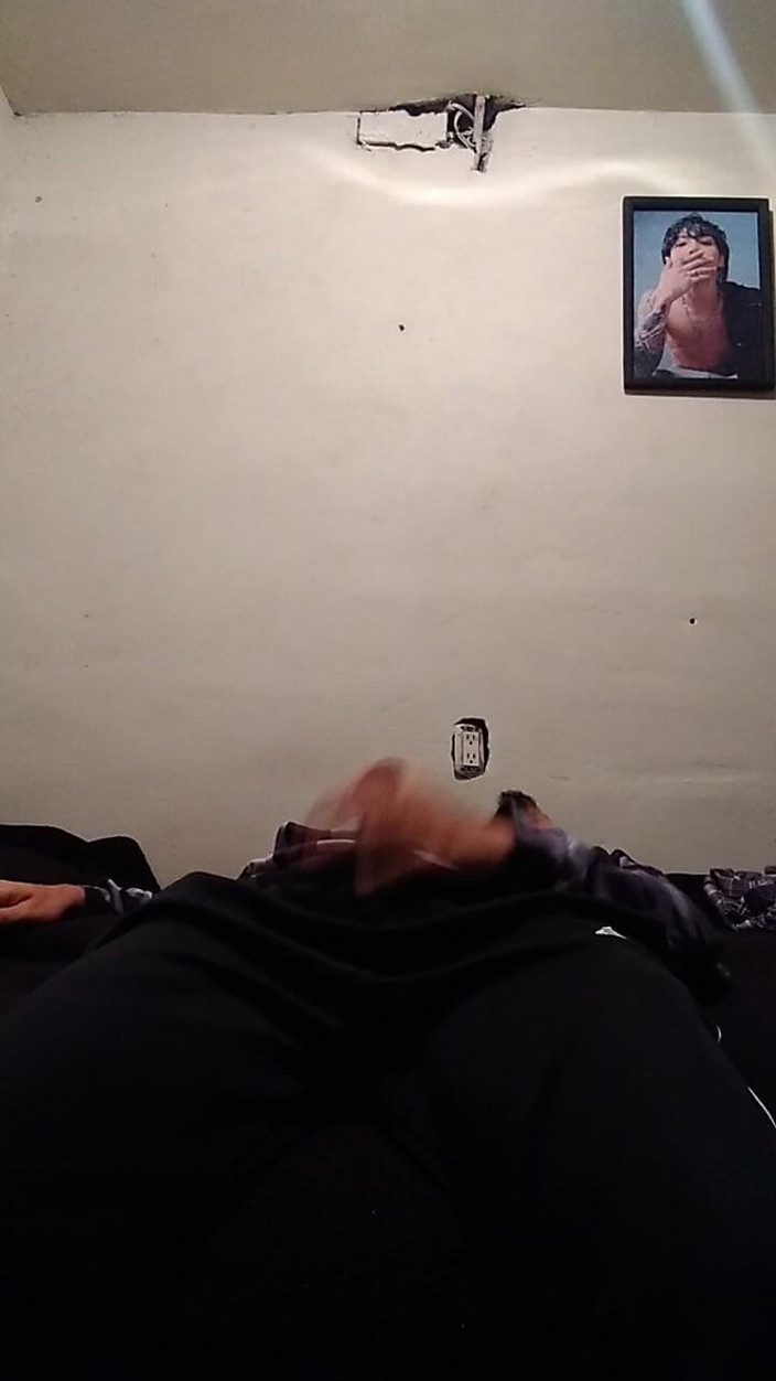 AlexAlejandro13: Büyük yaraklı baştan çıkarıcı adam onu gözetliyor