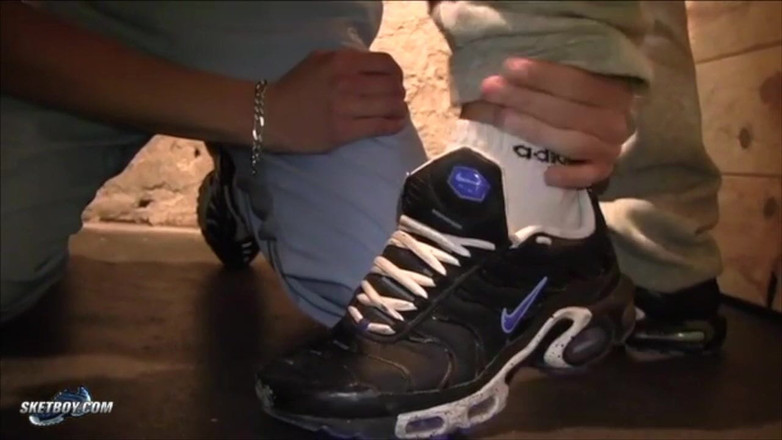 Sketboy: SketBoy - यह किसका लंड है?