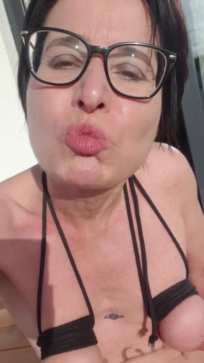 JulieEroticDress: Julie si hraje s 9v baterií až do orgasmu