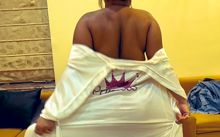 Pussy_mahi: Tu aimes le chocolat ? Alors viens manger le chocolat laiteux...