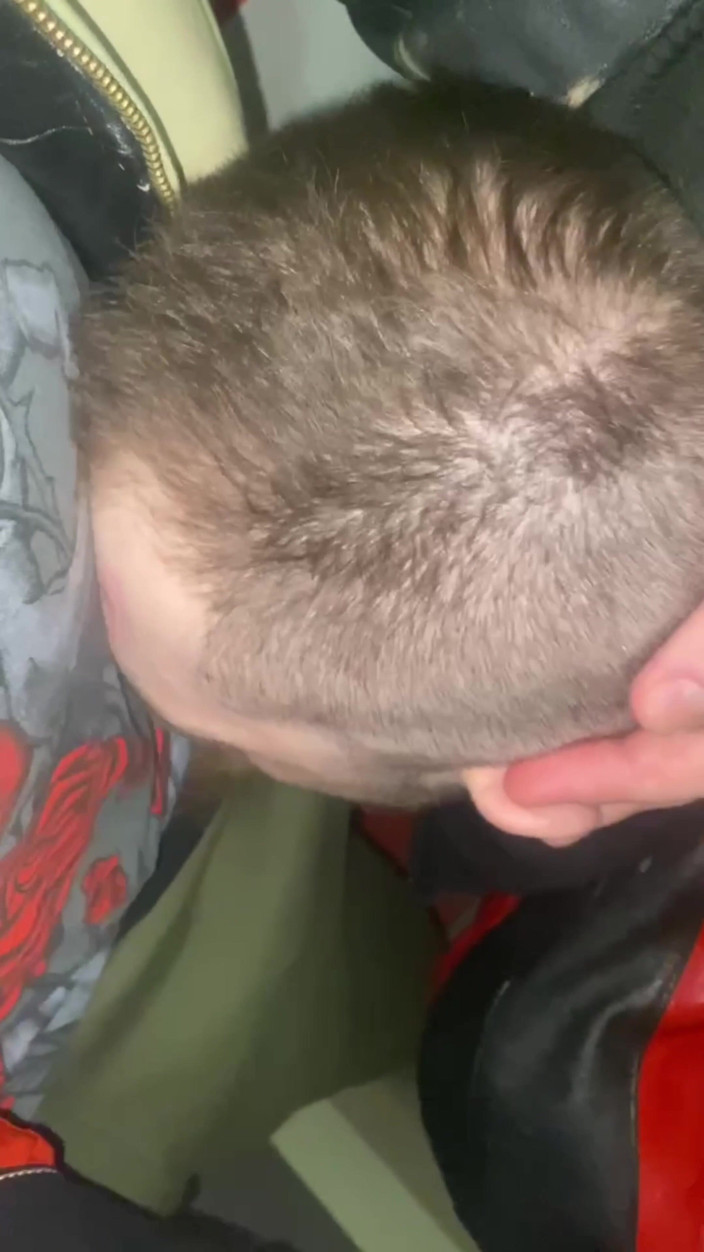 KinkySirius: Kinkysirius im Chav-Scally-Kostüm saugt an einem Bären in Lederjacke auf...