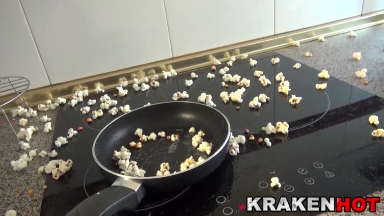 Krakenhot: Hübsche hausfrau blowjob glücklich