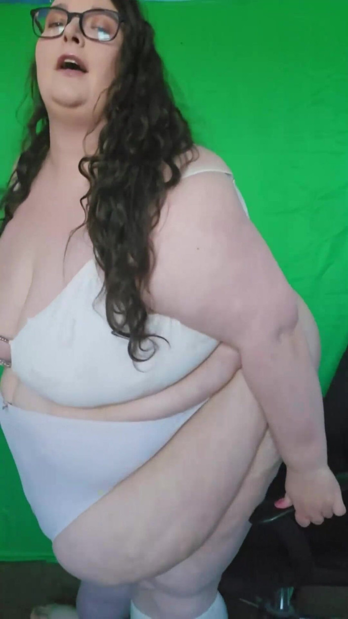 SSBBWLadyBrads: SSBBW göttin weißes höschen anprobieren