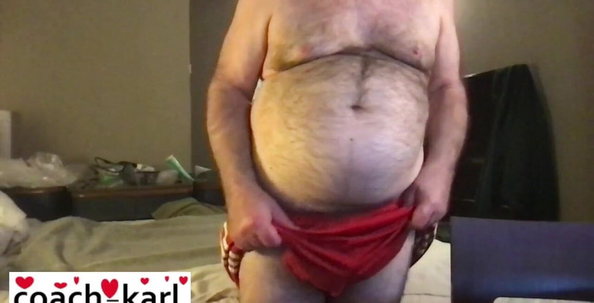 Coach Karl dude lodge: L'allenatore Karl mostra le gambe nei suoi pantaloncini da palestra...